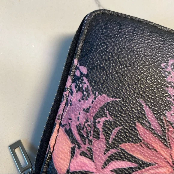 Guess Wallet - Picture 11 of 15